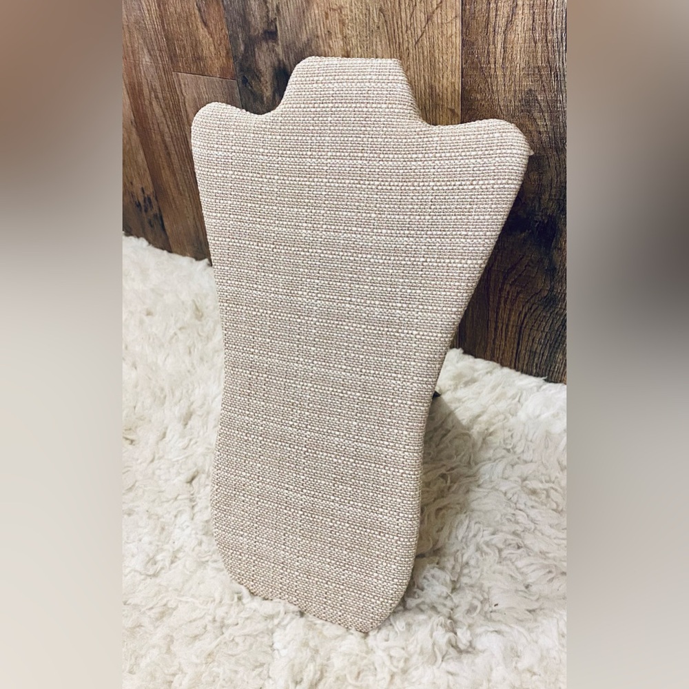 - Linen  Display NWT Large